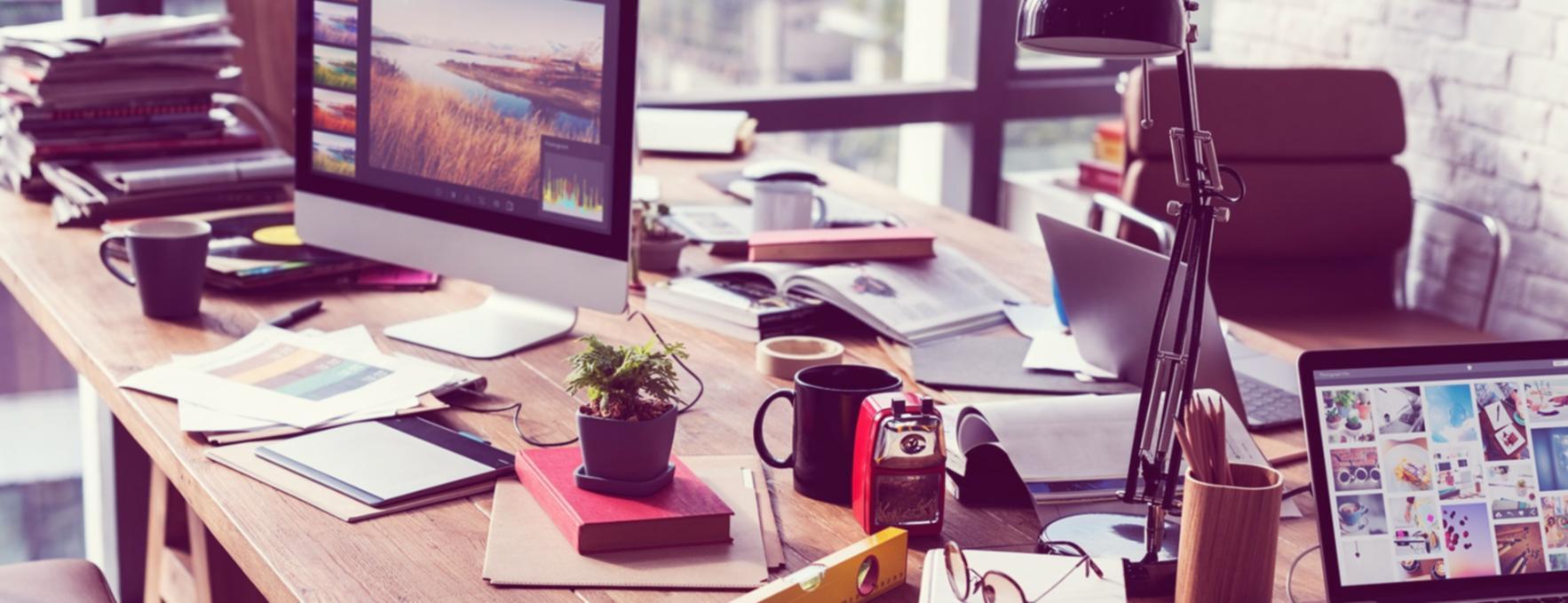 Professionnel analysant des modèles financiers complexes sur plusieurs écrans