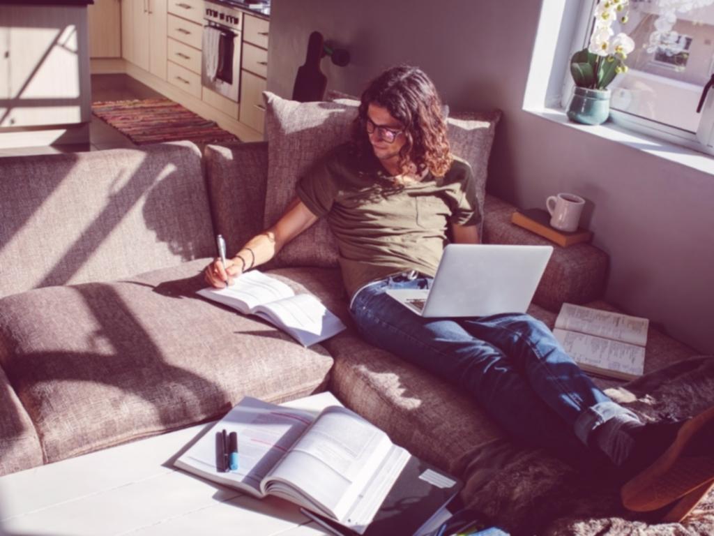 Espace de travail moderne avec écrans affichant des modèles financiers et analyses de données